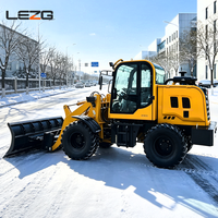Chargeuse frontale compacte avec lame à neige, pousse-neige robuste pour le déneigement des parkings
