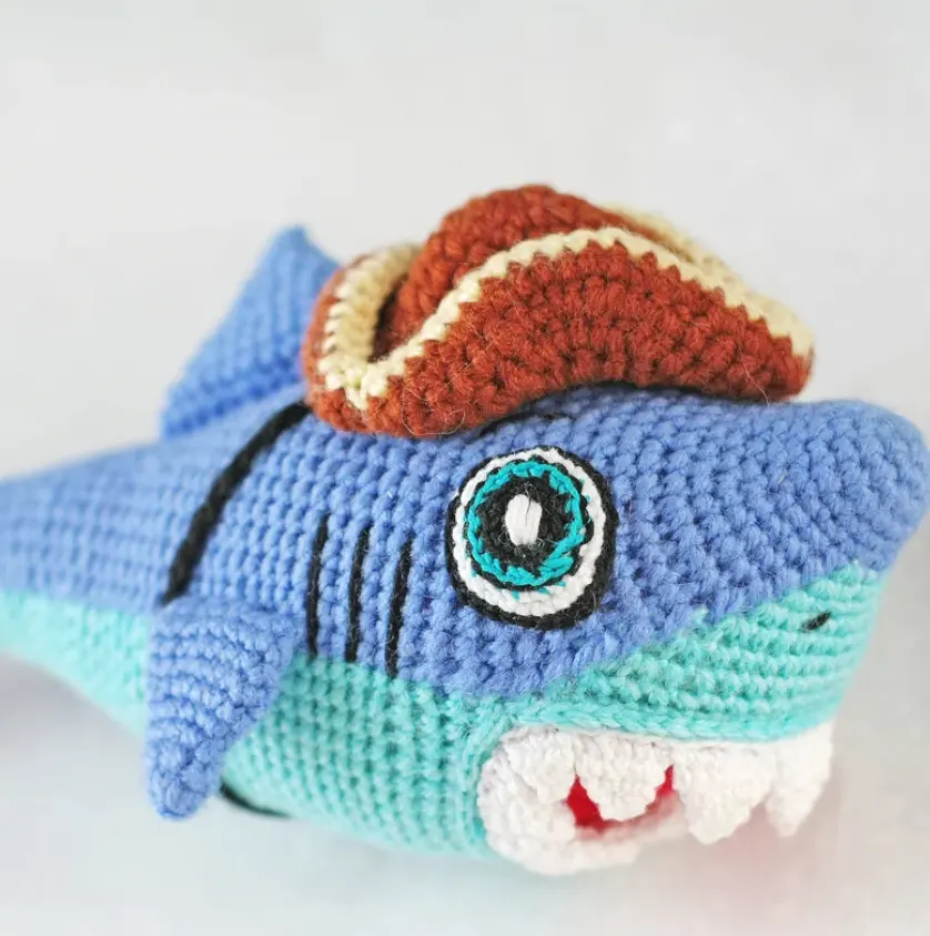 アミグルミカスタマイズされたキュートで愛らしいクリエイティブな手作りかぎ針編みのサメのベビーギフト