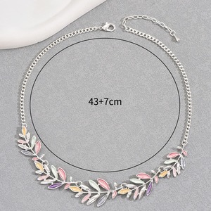 Collana con Ciondolo a Foglie Colorate Ji Xing, Collana Lunga con Ciondolo in Lega per Donna, Gioielli alla Moda - Product Image 5