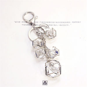 Porte-clés en cristal géométrique avec strass pour femmes, bouteille de parfum couleur or, porte-clés de voiture en métal, bijoux tendance, cadeau - Product Image 4