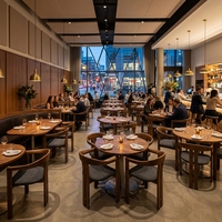 Ensemble de mobilier de restaurant commercial de luxe sur mesure en bois massif et chaises en cuir pour projet hôtelier J2S Factory Design Intérieur