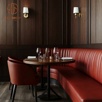 Ensemble de meubles de restaurant moderne : table ronde en bois, banquette demi-cercle en cuir rouge, table et chaises