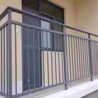 Rampe de balcon en fer forgé à barres verticales simples, balustrade métallique pour appartement, immeuble résidentiel, balcon extérieur, escalier
