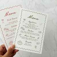 Carte de menu personnalisée à bordure ondulée découpée, imprimée offset, motif dessiné à la main pour la décoration de table de mariage et de restaurant