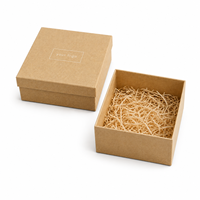 Boîte cadeau en papier avec couvercle et base, finition texturée, impression de logo personnalisée et insert en raphia pour bijoux, parfums, cosmétiques