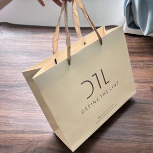 Bolsa de Papel de Lujo Biodegradable con Lámina Dorada para Empacar Ropa y Zapatos, Logotipo Personalizado con Asa de Cinta - Product Image 6