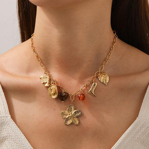 Collana Lunga Retrò con Elementi Multipli e Nappine a Cuore, Gioielli di Moda in Acciaio Inossidabile Placcato Oro - Product Image 1