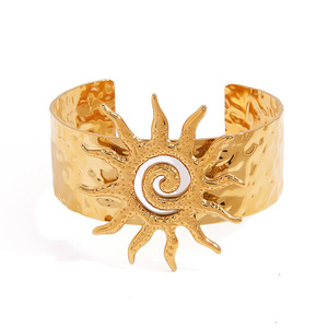 Brazalete Espiral Sun Wide Face de Acero Inoxidable con Oro de 18K, Joyería Unisex, Accesorio de Moda - Product Image 5