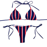 Le nouveau maillot de bain à rayures bleues femmes sens bikini sangle fendu maillot de bain 2 pièces en gros