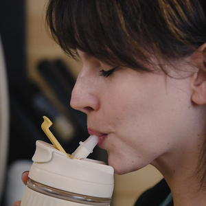 كوب مخصص للتخييم مع غطاء وقش - Product Image 2