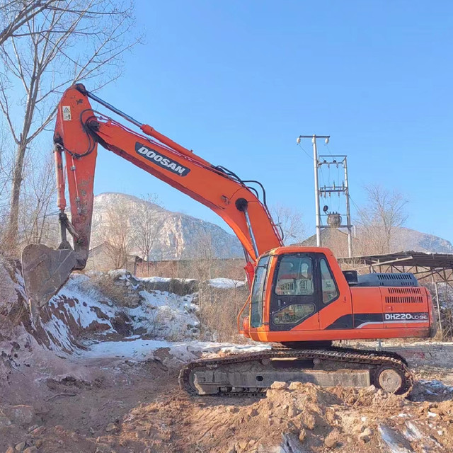 High Quality Used Doosan DX220 Crawler Excavator with Engine & Gearbox 150kW Power
