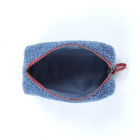 Cadeau promotionnel d'hiver personnalisé trousse de maquillage voyage portable mignon moelleux sac de rangement pour outils de beauté organiser une longue pochette à cosmétiques en peluche