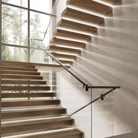 Escalier flottant sur mesure pour maison moderne avec balustrade en verre et structure en acier cantilever
