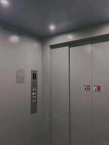 Ascensor de Carga de Estilo Industrial con Puerta Plegable de Apertura Media para Cuartos de Máquinas Pequeños, Tipo de Accionamiento de CA sin Engranajes OTIS - Product Image 4