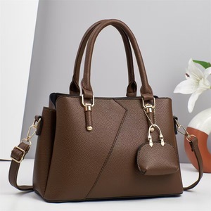 Sac à main élégant pour femme en PU bicolore avec bandoulière amovible et décoration à fermoir - Product Image 3