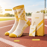 Chaussettes de sport jaunes et blanches pour la course à pied, avec ventilation en maille, gestion de l'humidité, maintien du talon, bout plat, amorti ciblé, respirantes, ajustement parfait pour la course