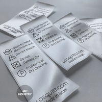 Étiquette tissée en satin de polyester blanc avec bordure découpée au laser, imprimée en gravure pour l'utilisation dans les vêtements, lavable