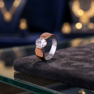 Elegante Anillo de Plata de Ley de Dos Tonos con Banda de Acabado Dorado Texturizado, Joyería Moderna y Minimalista para Uso Diario Unisex - Product Image 2