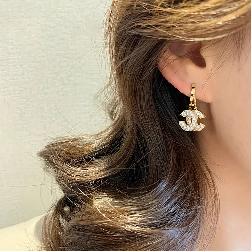 Boucles d'oreilles de créateur de personnalité Marque populaire CC Word Fashion 925 Silver Needle Female Earrings