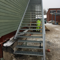 Escalier extérieur en acier galvanisé avec marches antidérapantes pour évacuation en cas d'incendie, usage industriel, marches d'escalier préfabriquées en acier