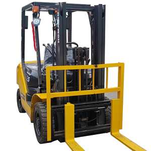 Montacargas Industrial Komatsu 4x4 con Desplazador Lateral, 2.5 Toneladas, Diésel, para Terreno Accidentado, Mástil de 2 Etapas - Product Image 1
