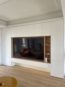 Meuble TV flottant moderne avec étagères ouvertes et tiroirs à LED, laque blanche et pierre, pour salon - Product Image 2