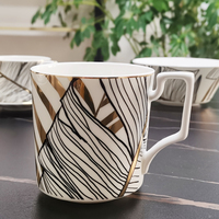 Mug Kopi Bone China Abstrak Emas Hitam dengan Gagang Persegi Cangkir Teh Porselen Modern Perlengkapan Minum Keramik Mewah Hadiah Rumah Hotel