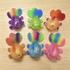 Jouet à presser en maltose en forme de poisson rouge scintillant et coloré, jouet anti-stress pour enfants en forme de poisson arc-en-ciel transparent à rebond lent - Product Image 1