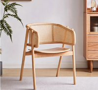 Fauteuil individuel d'extérieur en bois massif et rotin tressé, design décontracté, aspect antique, avec accoudoirs et revêtement en cuir mobile, idéal pour café.