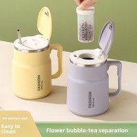 Cangkir termal kantor dari baja tahan karat dengan pegangan, tutup flip, infuser teh yang dapat dilepas, filter pemisah, sedotan, cangkir berinsulasi dengan tutup.