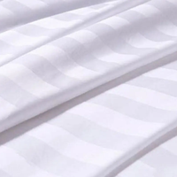 Ensemble de draps et de draps-housses en satin rayé 50/50 coton-polyester blanc pour hôtel