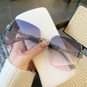 Lunettes de soleil sans monture dégradées UV400, rectangulaires, tendance, pour femmes, protection solaire adulte, emballage en boîte - Product Image 1