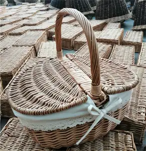 Wholesale Wicker Woven Bamboo Woven Rattan Hand Basket With Cover Large Outdoor Picnic Basket Hand-woven Storage Basket