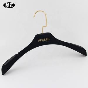 <span class=keywords><strong>Cintre</strong></span> en <span class=keywords><strong>velours</strong></span> noir antidérapant floqué <span class=keywords><strong>cintre</strong></span> en plastique avec logo personnalisé - Product Image 3