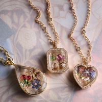 Collier pendentif quotidien en chaîne à maillons plaqué or 14 carats poli, avec médaillon flottant transparent incrusté de petites pierres précieuses colorées