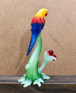 Pequeño Mundo de Cristal, Figura de Loro de Cristal Soplado a Mano con Plumas Coloridas en Rama Verde, Adorno Decorativo, Rajastán, Pascua - Product Image 1