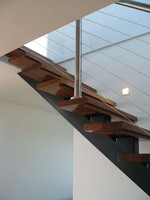 Escalier à faisceau unique en bois de noyer durable avec rail en verre invisible Caractéristique minimaliste du salon intérieur et extérieur