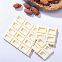 Fabrication professionnelle de chocolat au goût de fraise - Barre de chocolat blanc avec morceaux de fraises lyophilisées