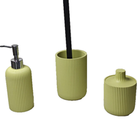 Ensemble d'accessoires de salle de bain en résine à nervures verticales : Distributeur de savon, Porte-brosse WC, Récipient de rangement pour coton-tiges, Organisateur de vanité de salle de bain