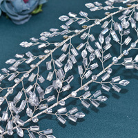 Accessoires 3D en gros : Appliques de strass en pierre de cristal argentée pour robes de soirée haut de gamme