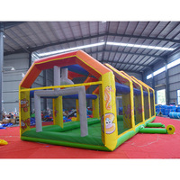 Grande aire de jeux gonflable ouverte avec filet de protection, espace de jeu pour enfants, idéal pour événements commerciaux intérieurs et extérieurs, location pour fêtes