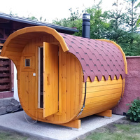 Chalet de ski moderne de luxe en bois massif avec sauna, séchoir à chaussures, grande fenêtre et vue sur la montagne