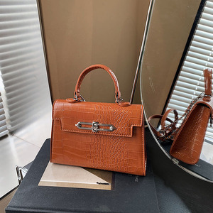 Elegante Borsa Tote da Donna in Vera Pelle Lucida di Lusso con Chiusura a Cerniera, Stile Classico, Grande Capacità - Product Image 4