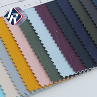Tissu Oxford en polyester enduit de PU imperméable à texture granulaire en similicuir 900D pour sac bandoulière et sac banane