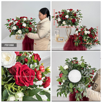 Boule de fleurs artificielles en soie rouge faite à la main avec feuilles d'eucalyptus vertes, 30 cm, petite décoration de table, haute simulation, pour la rentrée scolaire