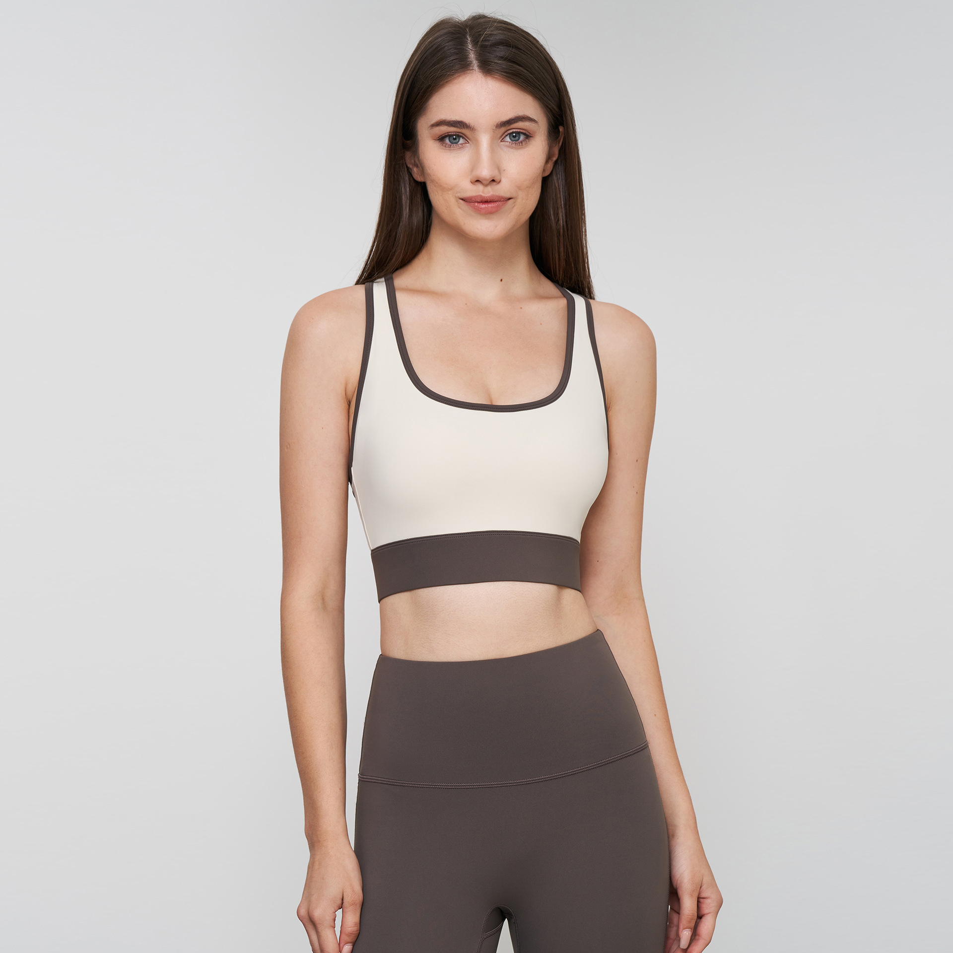 สีงาช้างอ่อน + สีน้ำตาลกากี