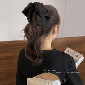 Pince à cheveux élégante en tissu noir avec nœud étoilé pour femme, usage quotidien, collection Printemps 2025 - Product Image 3