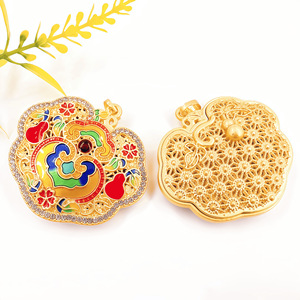 Pendentif traditionnel plaqué or en forme de cadenas de la paix avec incrustation imitation jade, design ajouré, pour collier DIY, breloque de bijoux unisexe - Product Image 4
