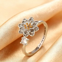 Bague tournante multibandes pour l'index, ornée d'une perle porte-bonheur, un accessoire élégant pour la chance.