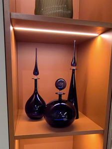 Ensemble d'objets décoratifs en verre soufflé à la main de style babylonien bleu Klein, formes uniques, flacon d'apothicaire pour la maison et centre de table de mariage - Product Image 4